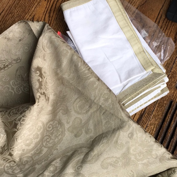 Tablecloth With Matching Napkins 8, 68 by 116 - Picture 6 of 8